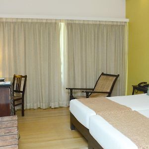 Deluxe Room twin bed balcony bathtub